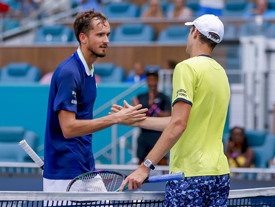 Is het goed dat Wimbledon tennissers uit Rusland en Belarus weert van het toernooi?