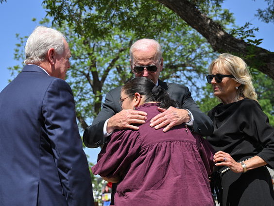 Joe en Jill Biden troosten nabestaanden in Uvalde