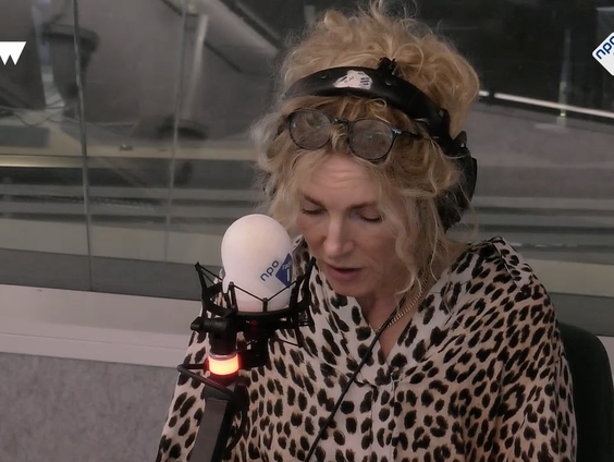 Jessica Durlacher draagt voor uit het cadeautje bij haar nieuwe uitgave