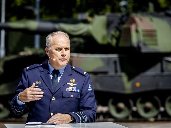 Commandant der Strijdkrachten: generaal Onno Eichelsheim