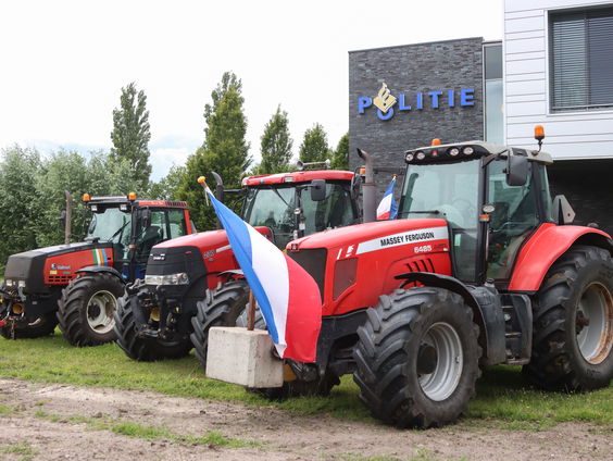 Drietal verdacht van poging tot doodslag bij trekkerprotest A32 Heerenveen, boeren demonstreren