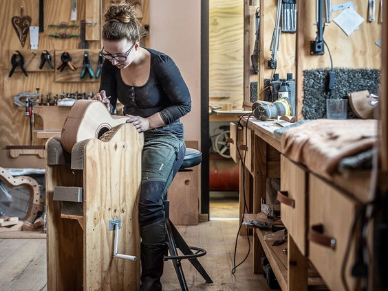 Hoe wordt een gitaar gemaakt?