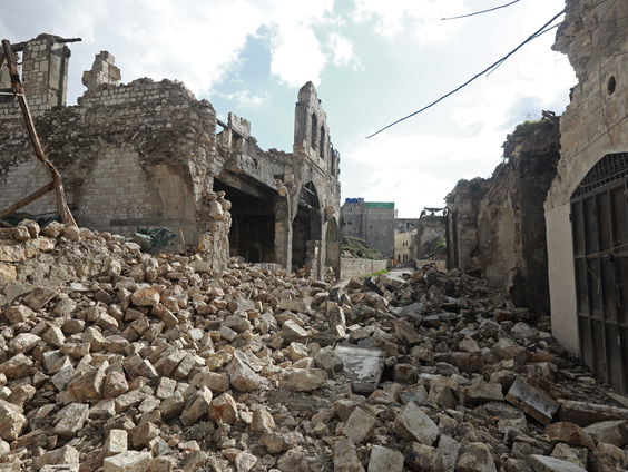 Hoe heeft de oorlog in Syrië invloed op de hulpverlening na de aardbeving?