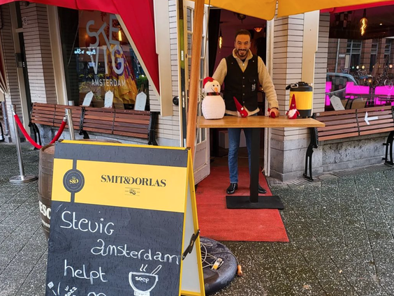 Zanger Douwe Bob deelt met zijn restaurant gratis eten uit