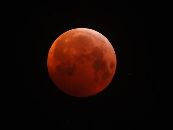 Vanavond is de Super Aardbei Maan te zien