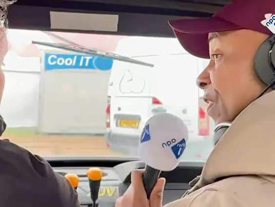 Directeur Ronnie Degen leidt Humberto rond op het festivalterrein