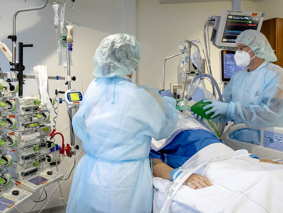 Moeten covidpatiënten minder snel worden opgenomen in het ziekenhuis?