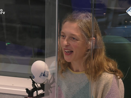 Hester van Hasselt over haar boek 'Een Mogelijk Begin Van Veel, 29 dichters aan het werk'