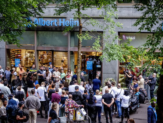 Stille tocht voor slachtoffer steekpartij in supermarkt Den Haag