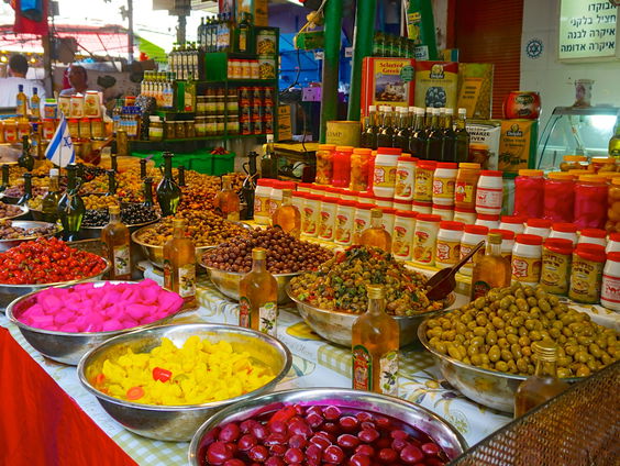 Vakantieman Erella Grassiani bezoekt een markt in Tel Aviv