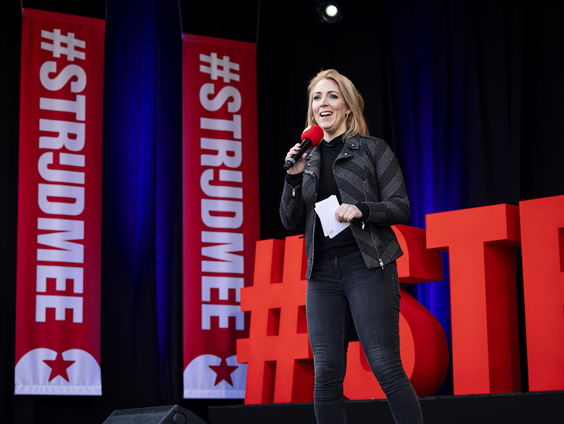 Lilian Marijnissen over fotoboek slachtoffers toeslagenaffaire