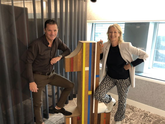 De Perstribune met John de Bever