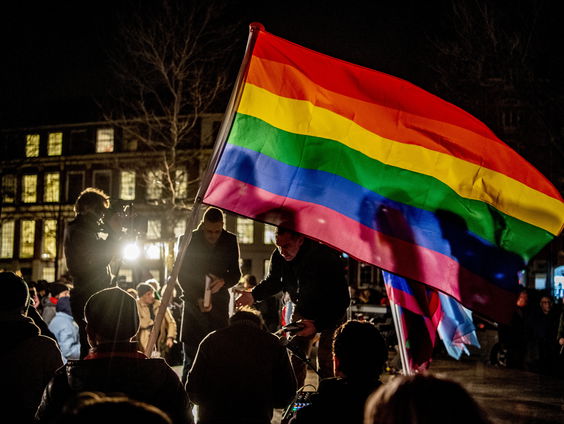 Nederlanders staan positiever tegenover de LHB-gemeenschap