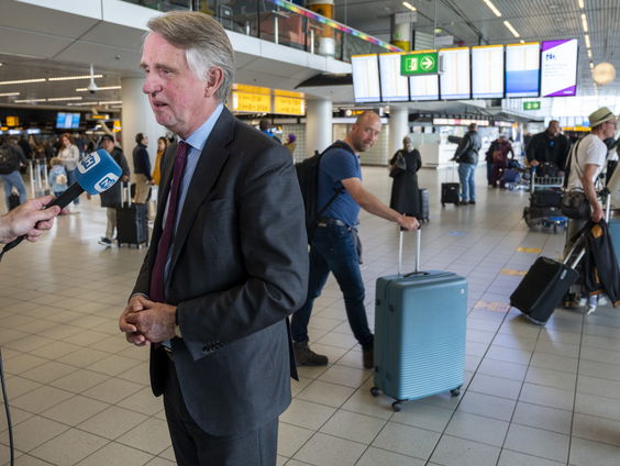 Schiphol-topman Dick Benschop doet verhaal in Kamer en Buitenhof: ‘Kan hij aanblijven?’