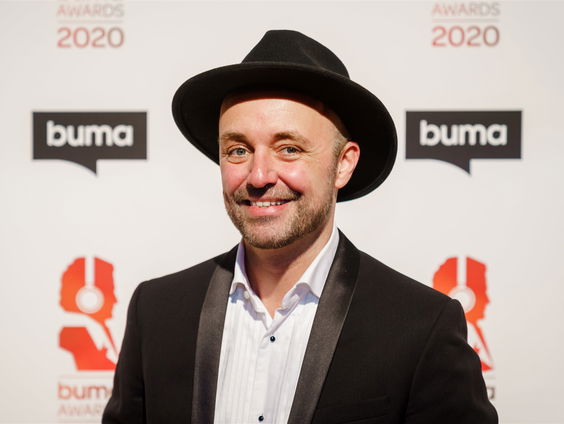 Zanger Niels Geusebroek speelt live bij Renze