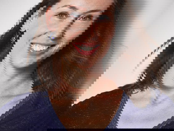 Jeugdboekenschrijfster Anna Woltz waarschuwt: de Nederlandse jongeren wenden zich massaal af van onze eigen taal!