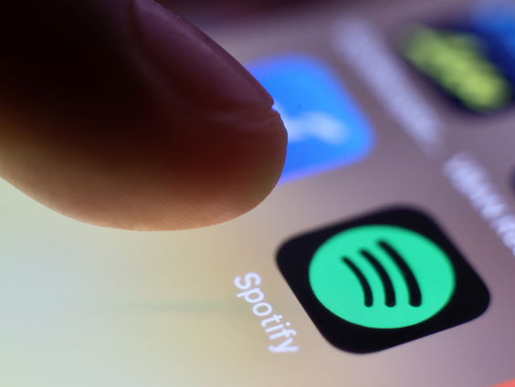 Spotify treft maatregelen na kritiek over corona-desinformatie