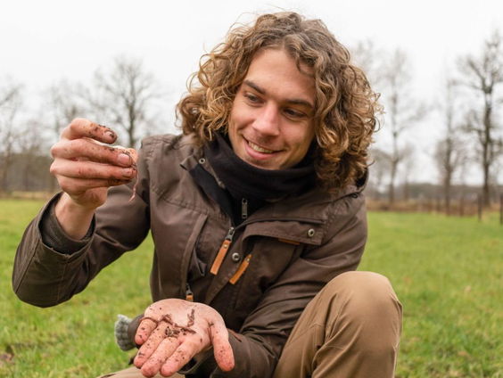 Op jacht naar de bedreigde regenworm met bioloog Jeroen Onrust