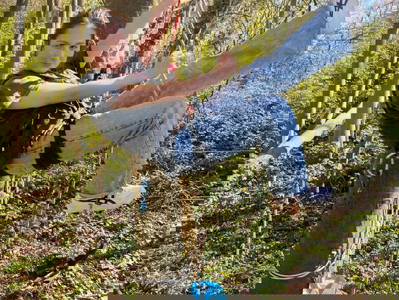 Mai Verbij leert boomklimmen met milieuactivist Maarten