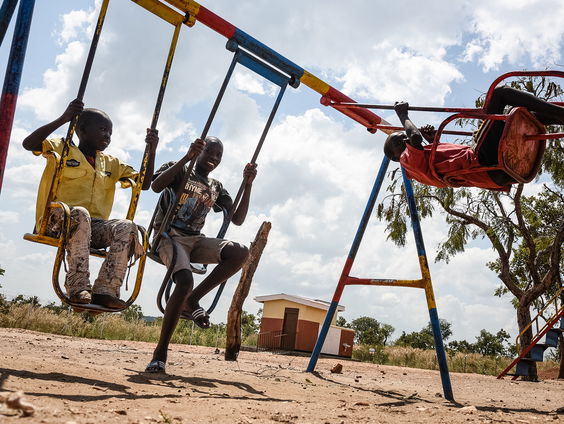 Oegandese scholieren na twee jaar weer naar school