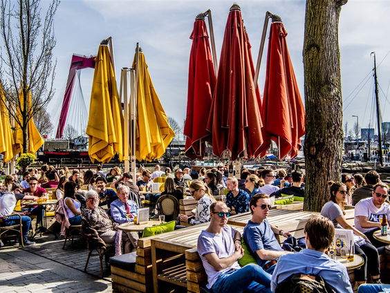 Stand.nl: 'Eindelijk gloort er echt licht aan het eind van de coronatunnel'
