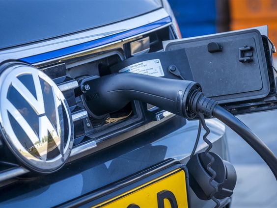Daling in verkoop elektrische auto's: waarom twijfelen Nederlanders?
