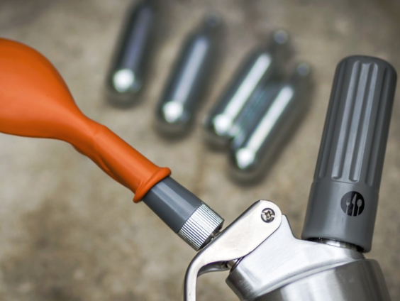 Steeds meer jongeren met lachgasverslaving. Sytse: "Het is een soort roulette met je eigen leven"