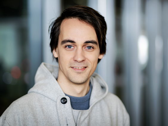 Stichting Alexander Klöpping wil miljard terugvorderen van Apple en Google