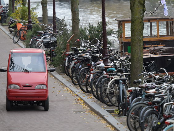 Kunstenaar Koos Buster over zijn 45km/u autootje van keramiek