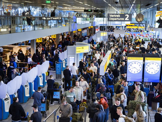 Schiphol vraagt vliegtuigmaatschappijen vluchten te schrappen na chaos op luchthaven