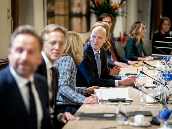 We steken ons in de schulden, maar levert het ook wat op?