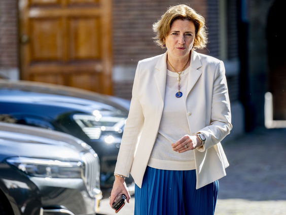 Minister wil jonge arbeidsmigranten uit Franse banlieues halen