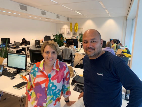 Katya doet het super op haar werk. Maar ze voelt zich schuldig dat ze hier is.