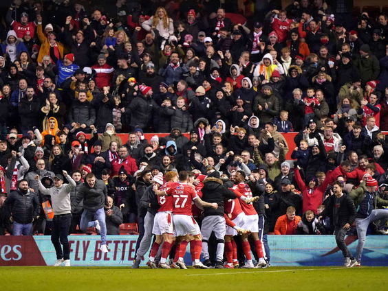 Deze voetbalfanaat volgt alle wedstrijden van de FA cup in Engeland
