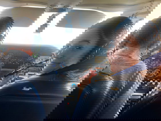 Mai vliegt een rondje Gooi in een eenmotorig vliegtuig