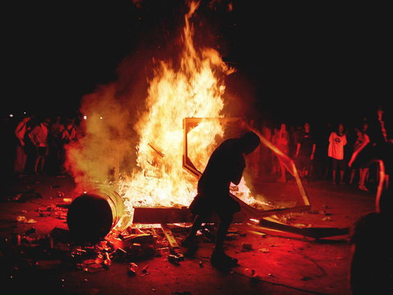 Hoe het Woodstock-festival in 1999 uitmondde in agressie, vernieling en extreme rellen
