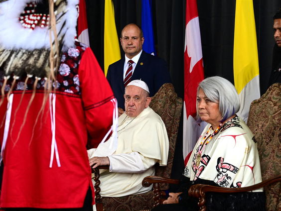 Excuses paus inheemse bevolking Canada: "Laatste 'omvormingsschool' werd pas in 1996 gesloten"