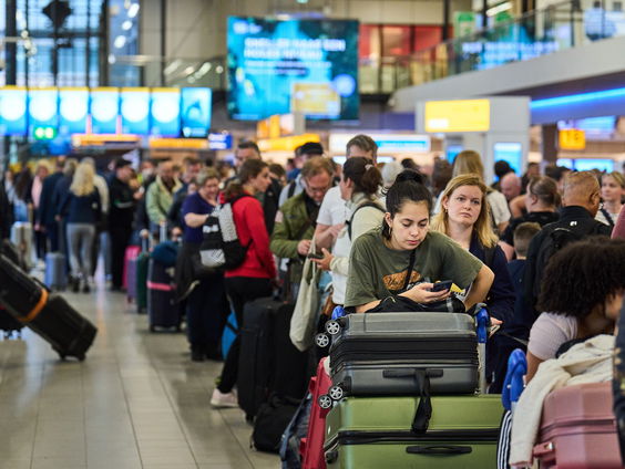 Waar heb je recht op als vluchten geannuleerd of vertraagd zijn op Schiphol?