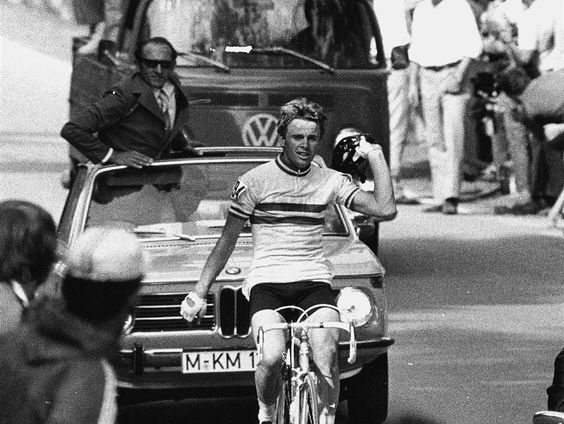 Historische wielershirts worden tentoongesteld in de Grote Kerk in Breda.