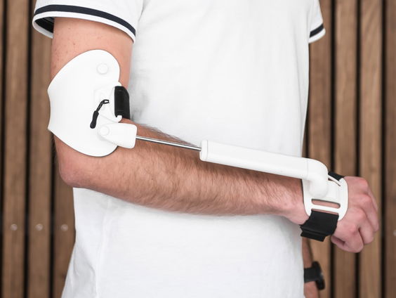 Uitvinder IJsbrand de Lange over speciale armbrace