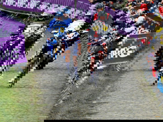 De mobiele seingever: een cruciale taak bij Ronde van Vlaanderen