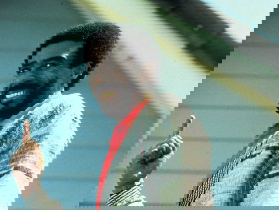 Eran Ben Michaël staat op de schouders van comedian Richard Pryor