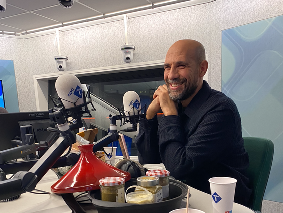 Abdelkader Benali de theaters in met voorstelling 'Moeder en Zoon'