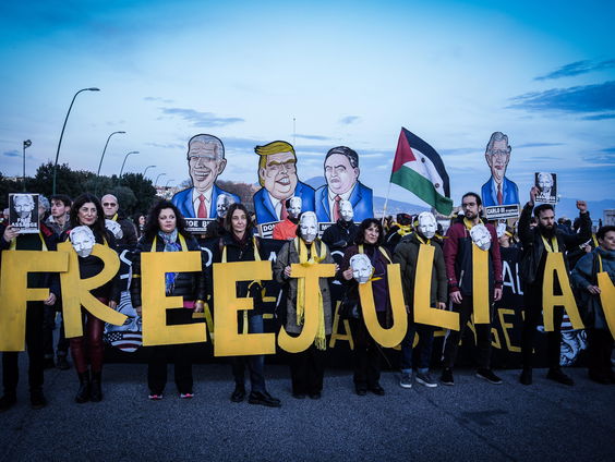 Russische kunstenaar in actie voor Julian Assange