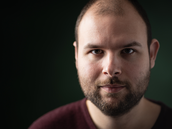 Is onze gebroken vertrouwensrelatie met de politiek te repareren? Tom Lash maakte er een podcast over