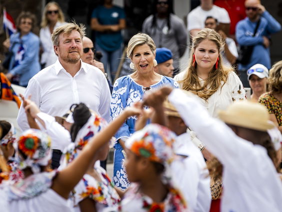 Hoe keek de Antilliaanse bevolking naar het werkbezoek van de Oranjes?