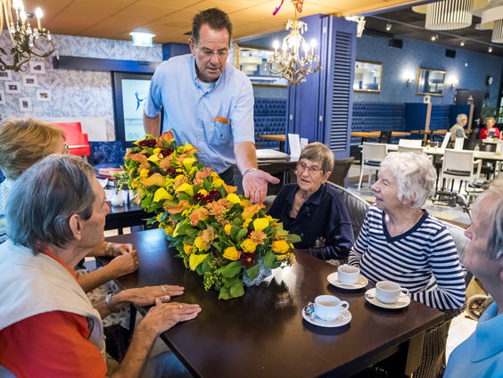 Willen politieke partijen bejaardenhuizen terug halen?