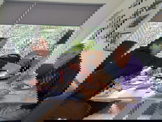 Marcel Dekker verrast Willem Kruithof met een koninklijke lunch