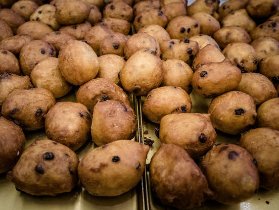 Oliebollen bakken om eenzaamheid bij ouderen tegen te gaan