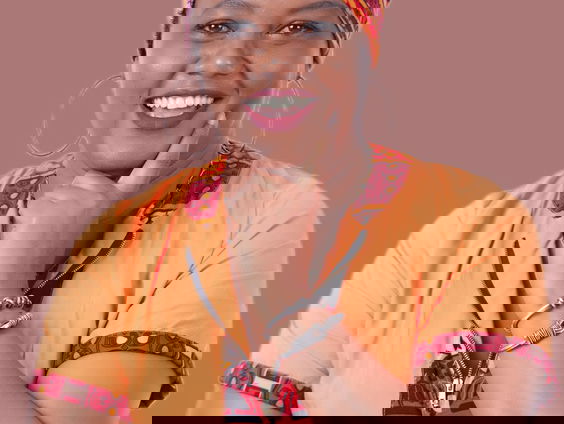 Journalist Rosita Leeflang met het actuele nieuws in Suriname